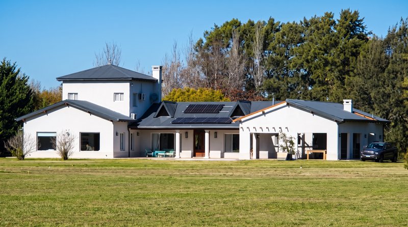 Instalación de paneles solares sobre techo de chapa en barrio cerrado