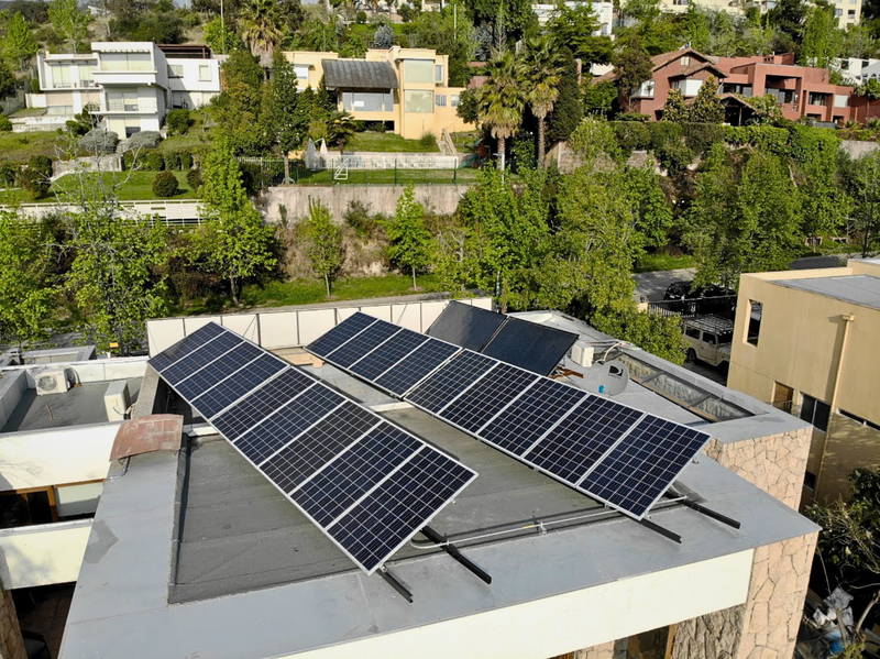 Instalación estética de paneles solares sobre techo de tejas francesas
