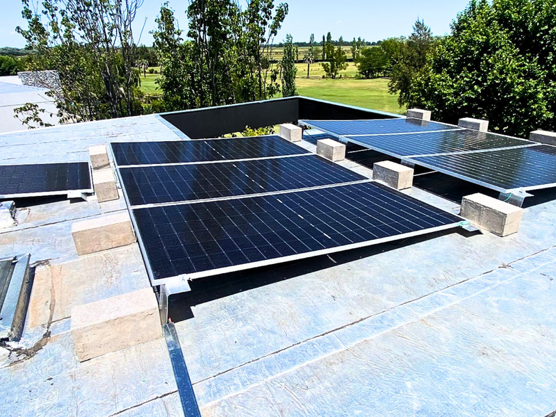 Sistema híbrido solar completo con inversor y banco de baterías de litio